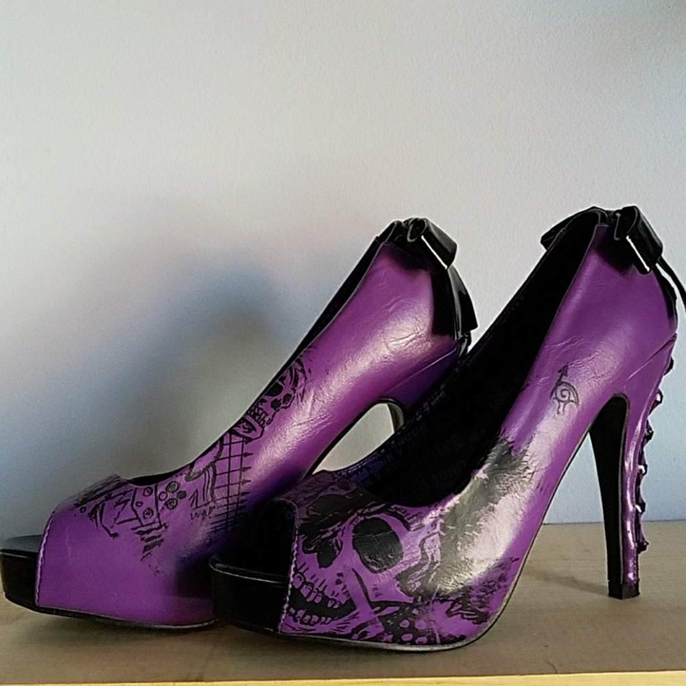 Peep toe vegan platform pumps with corset lace up